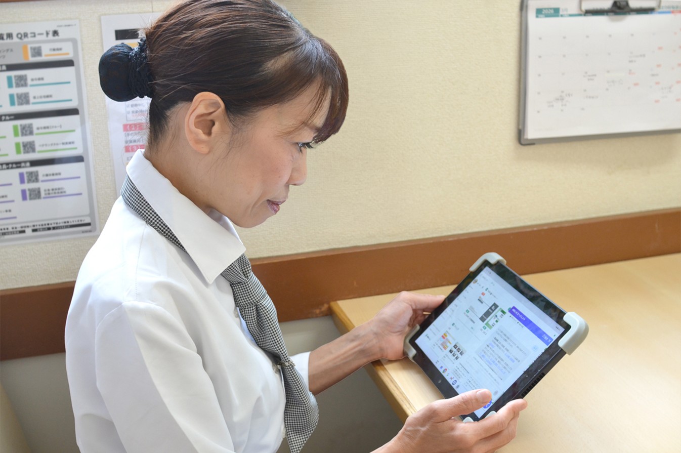 クルー（現場スタッフ）がチャット形式で質問を投げかけると、AIが自社コンテンツを参照して要約テキストと、根拠となる参照動画を合わせて提示し